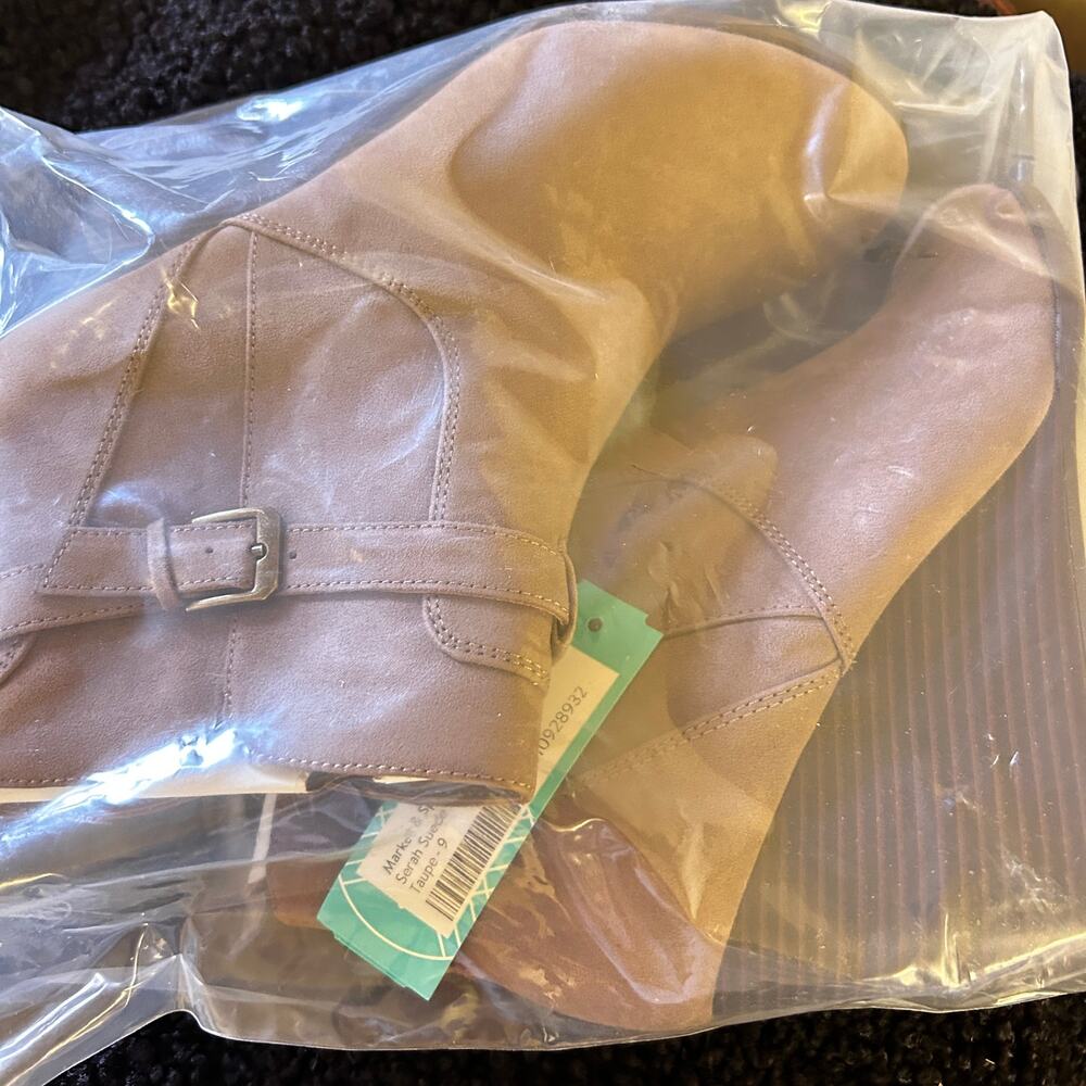 Market & Spruce Serah Suede Wedge Boots 9 Tan Taupe NWOT Ankle Booties Buckle - Picture 6 of 7